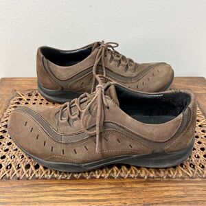 Size 7.5 Clarks Wave Walk Lace-up Brown Suede Cushioned Support Leather Shoes